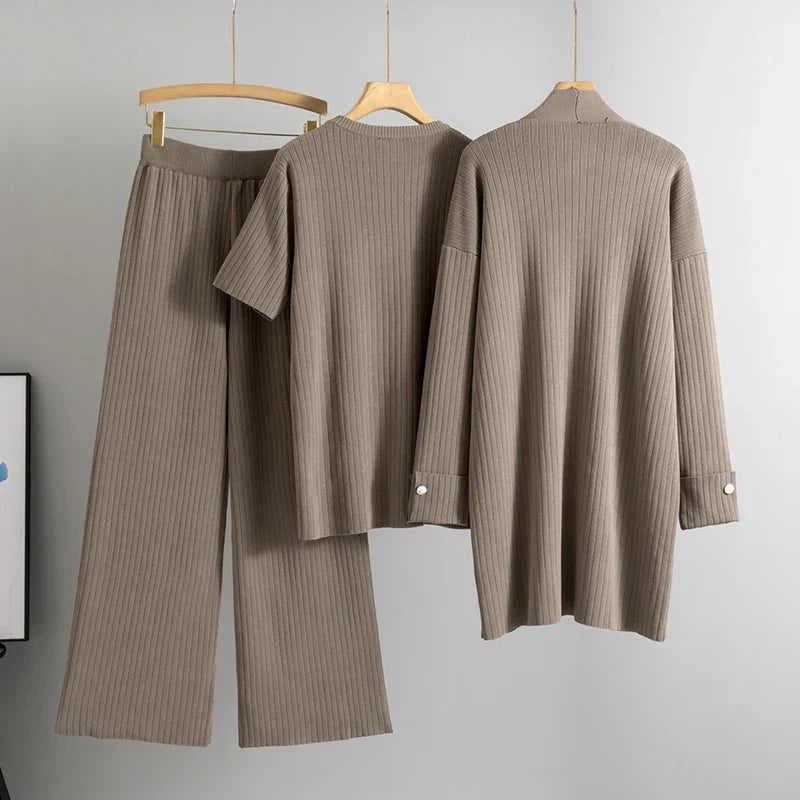 Carmen – Dreiteiligs Gestrickts Set mit Langem Cardigan