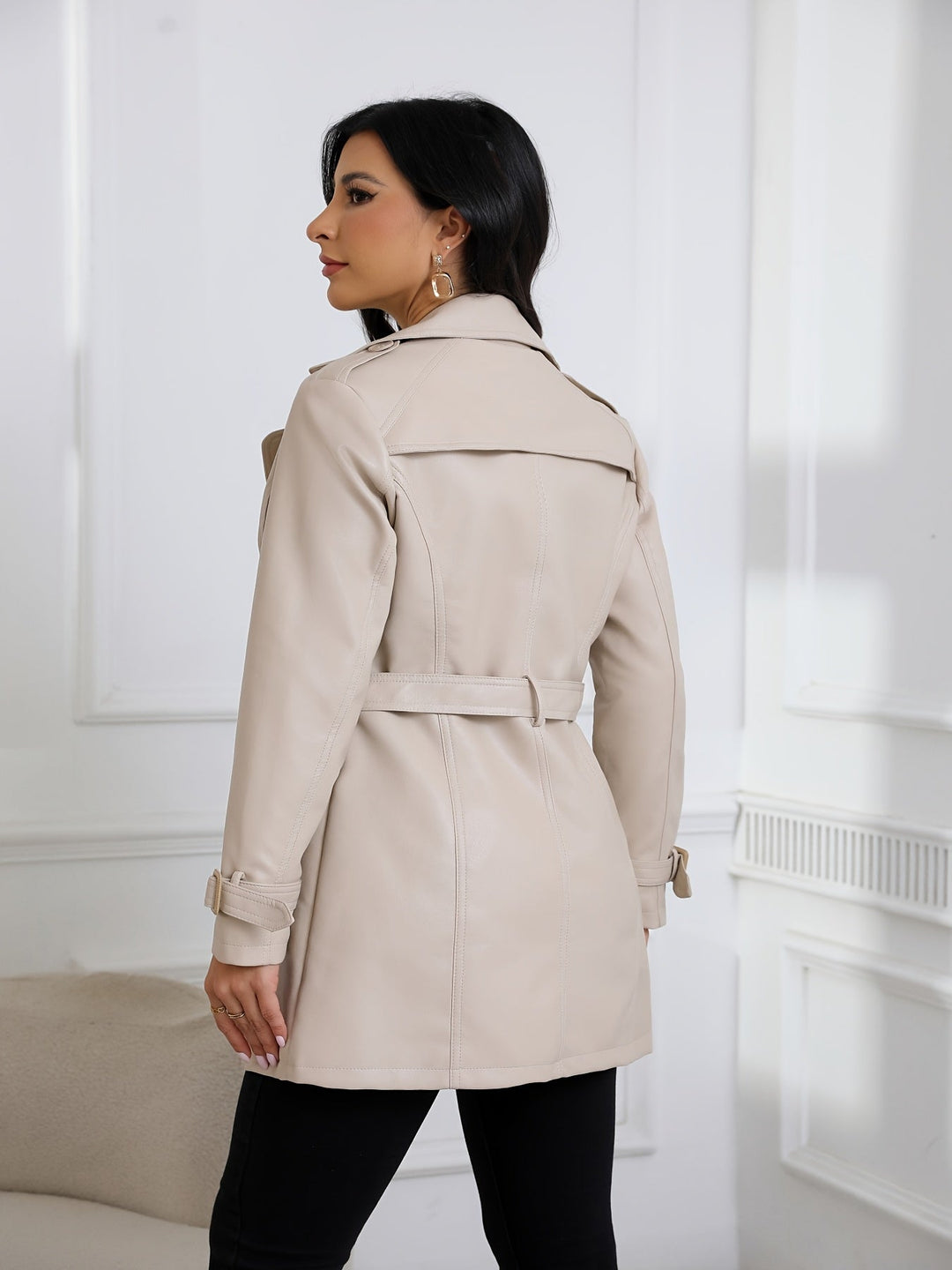 Faye – Eleganter Damen- Leder-Trenchcoat mit Gürtel